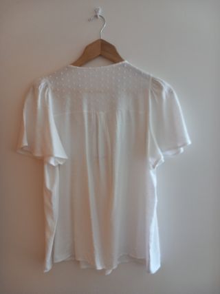 Blusa blanca con abalorios