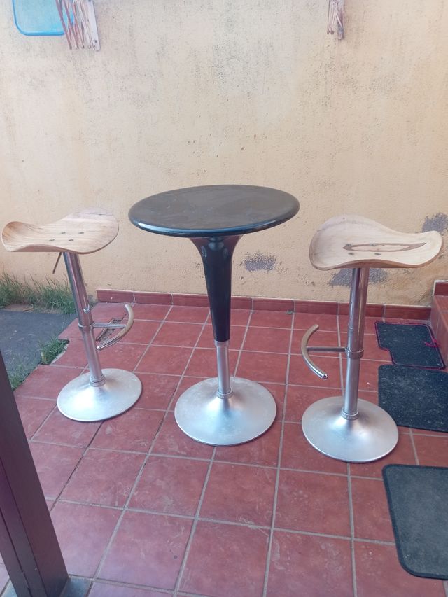Mesa y 2 sillas altas regulables