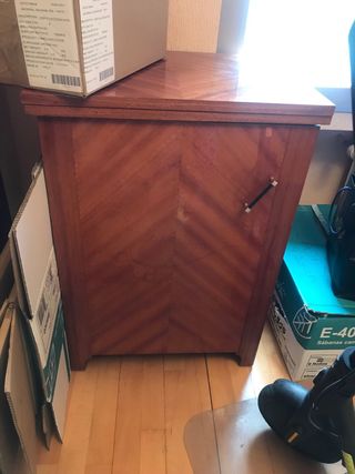 Mueble antiguo de madera para máquina de coser