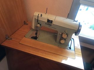 Mueble antiguo de madera para máquina de coser