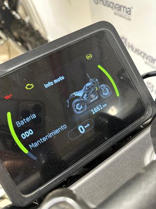 REESTRENO - HUSQVARNA VITPILEN 125