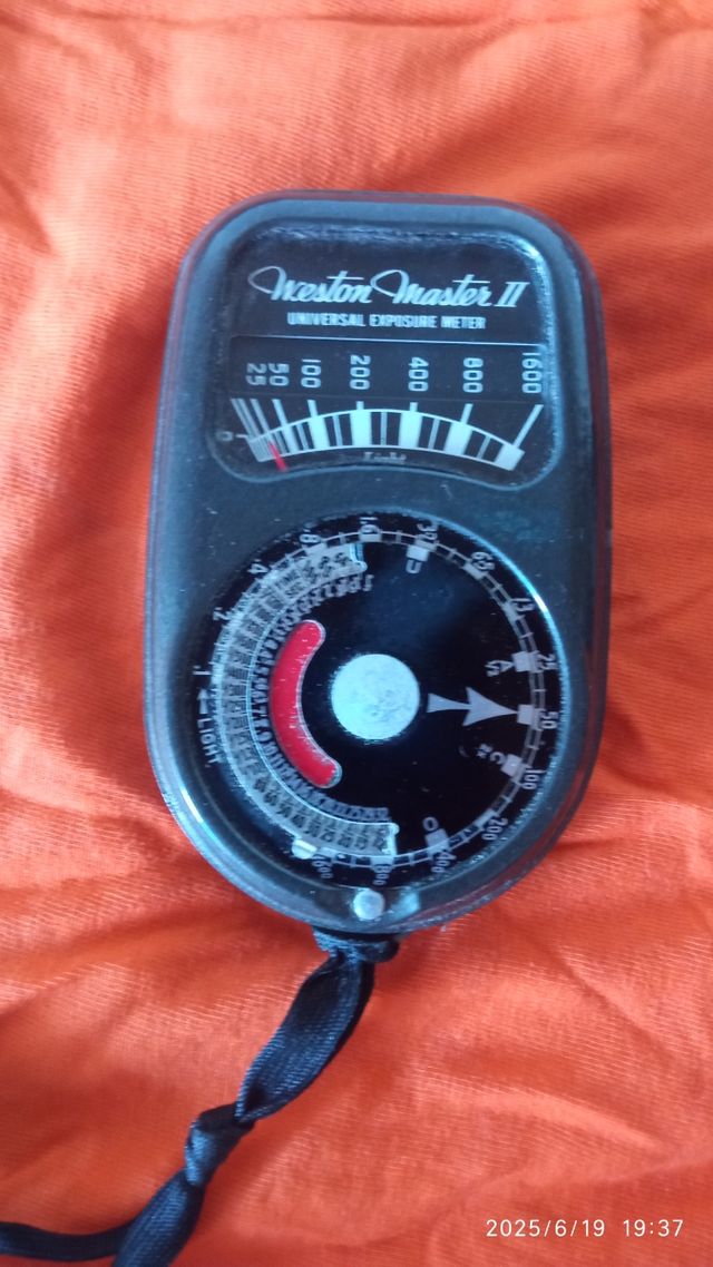 Exposímetro Weston Master y flas Metz
