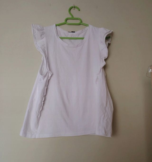 Maglietta bianca a spalla