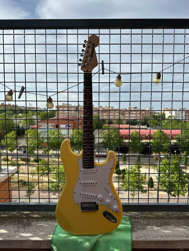 Guitarra Eléctrica amarilla
