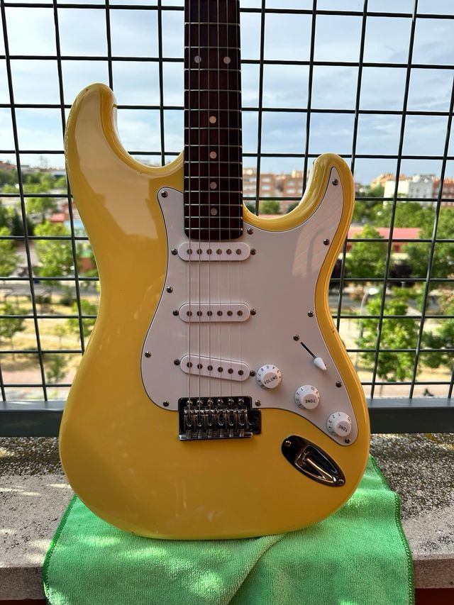 Guitarra Eléctrica amarilla