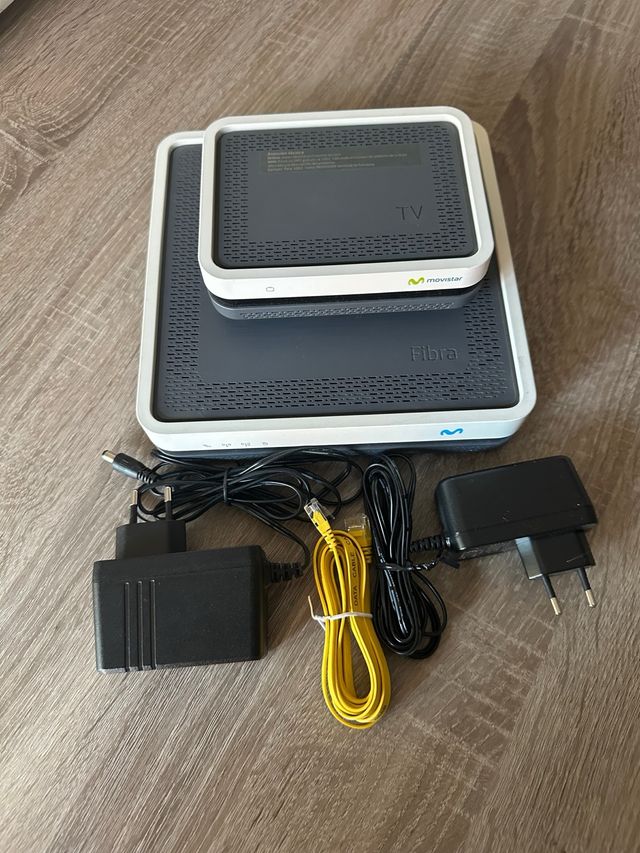 Decodificador Movistar UHD + router Fibra