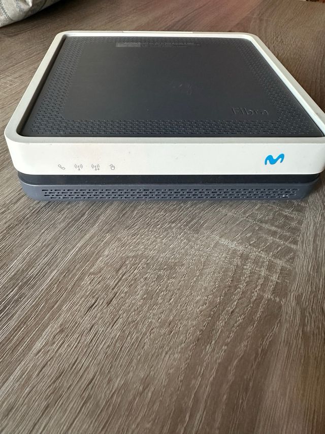 Decodificador Movistar UHD + router Fibra