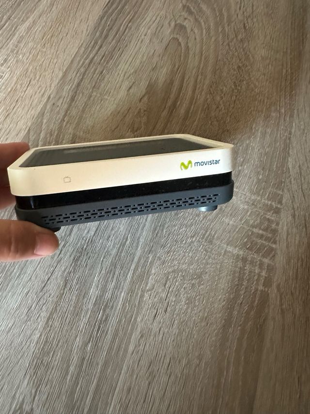 Decodificador Movistar UHD + router Fibra