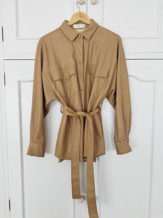 Chaqueta camisera marrón claro oversize