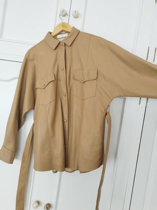 Chaqueta camisera marrón claro oversize