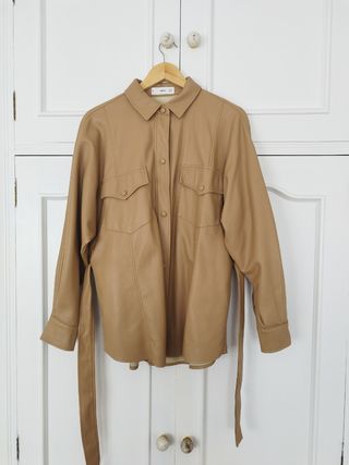 Chaqueta camisera marrón claro oversize
