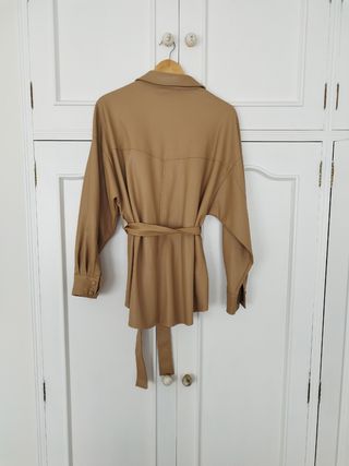 Chaqueta camisera marrón claro oversize
