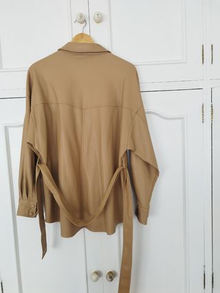Chaqueta camisera marrón claro oversize