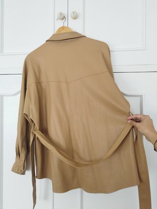 Chaqueta camisera marrón claro oversize