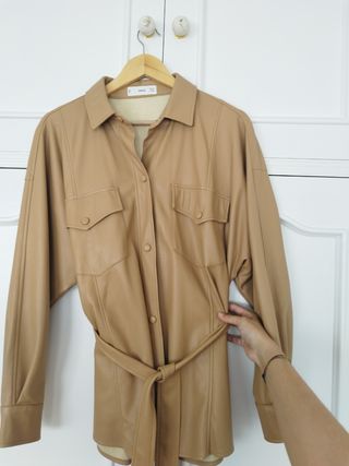 Chaqueta camisera marrón claro oversize