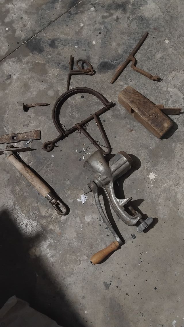 Antiguedades: Molinillo y herramientas