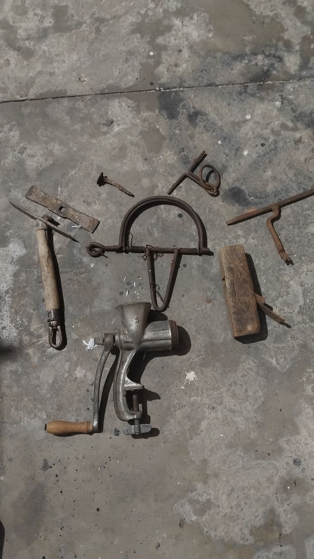 Antiguedades: Molinillo y herramientas