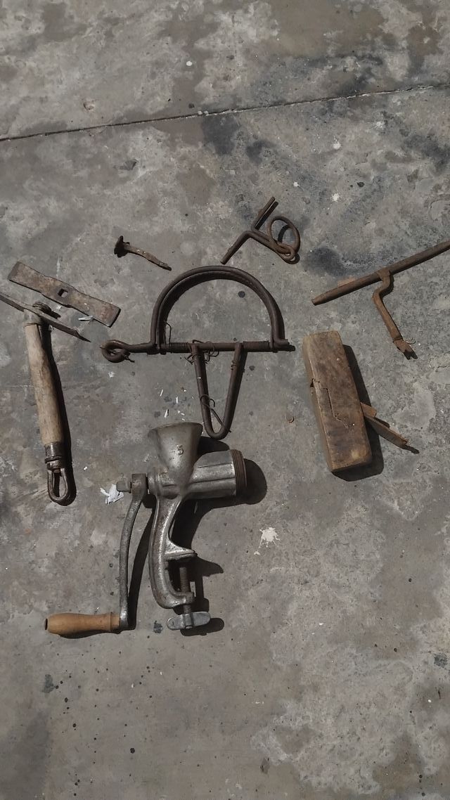 Antiguedades: Molinillo y herramientas