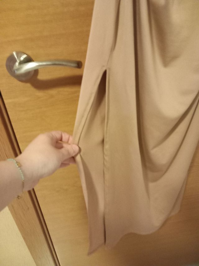 Vestido midi beige ajustado