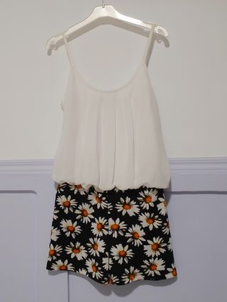 Mono corto con estampado de margaritas 