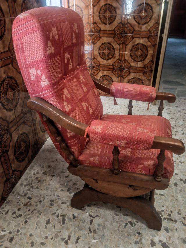 Sillón mecedora madera rojo
Hay otro igual