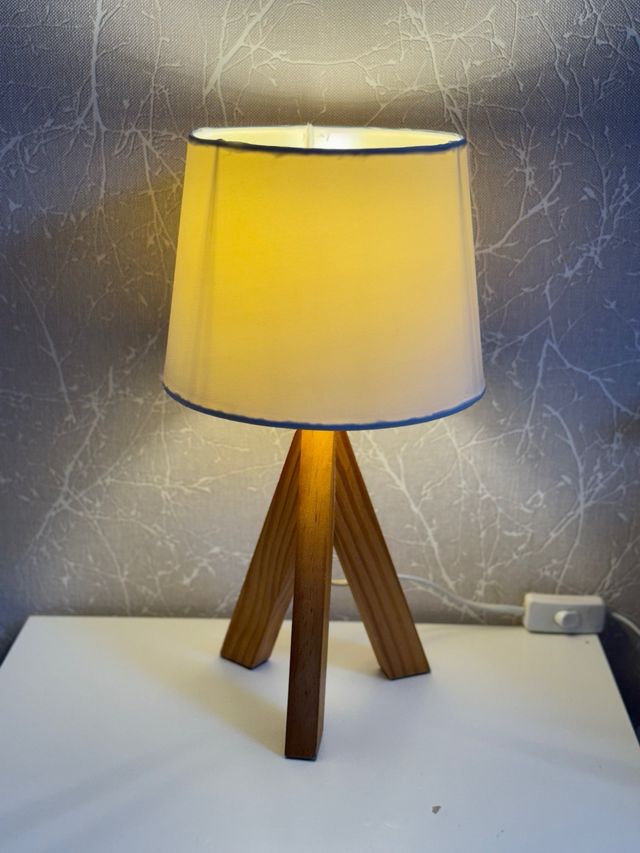 Lámpara madera estilo nórdico de mesita de noche
