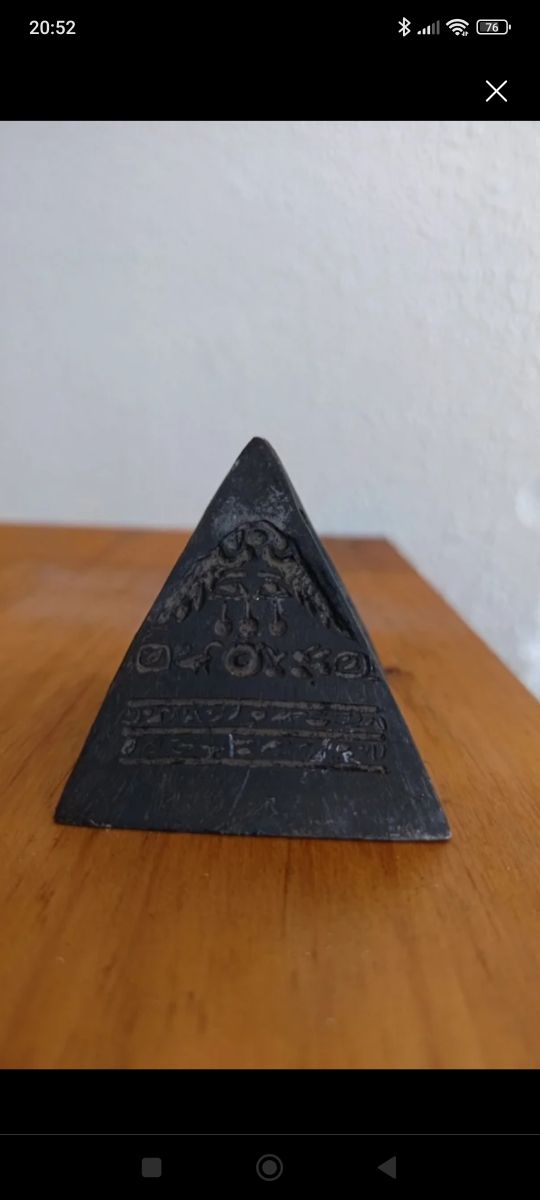 Pirámide Egipcia Decorativa