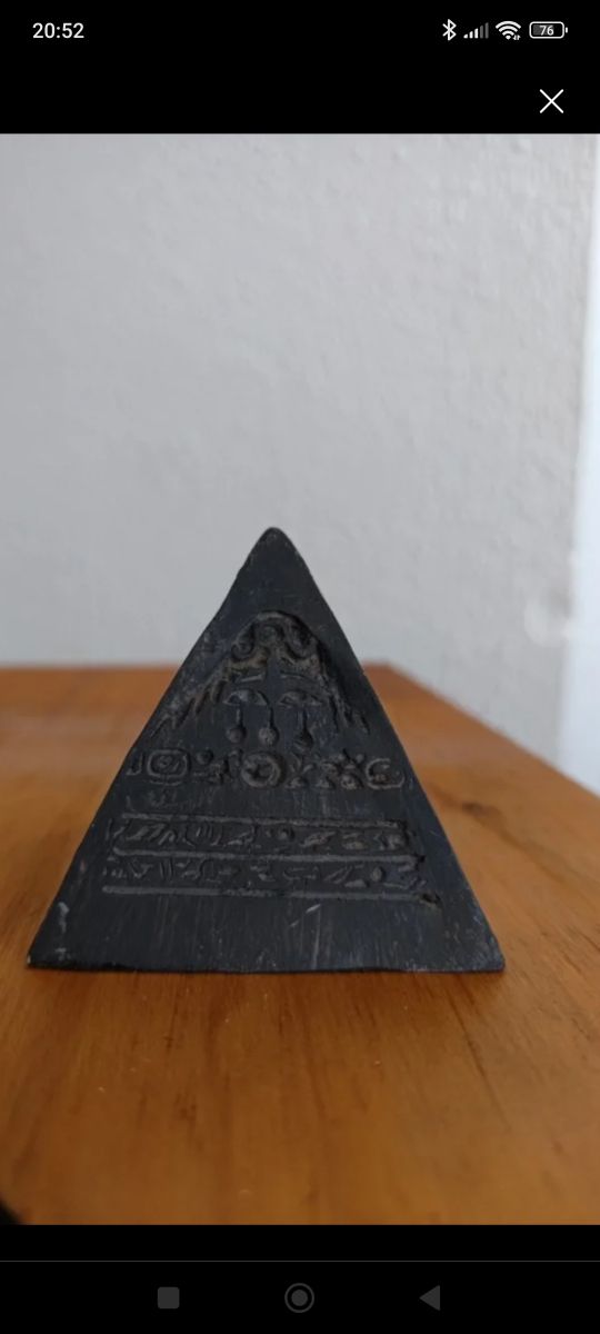 Pirámide Egipcia Decorativa