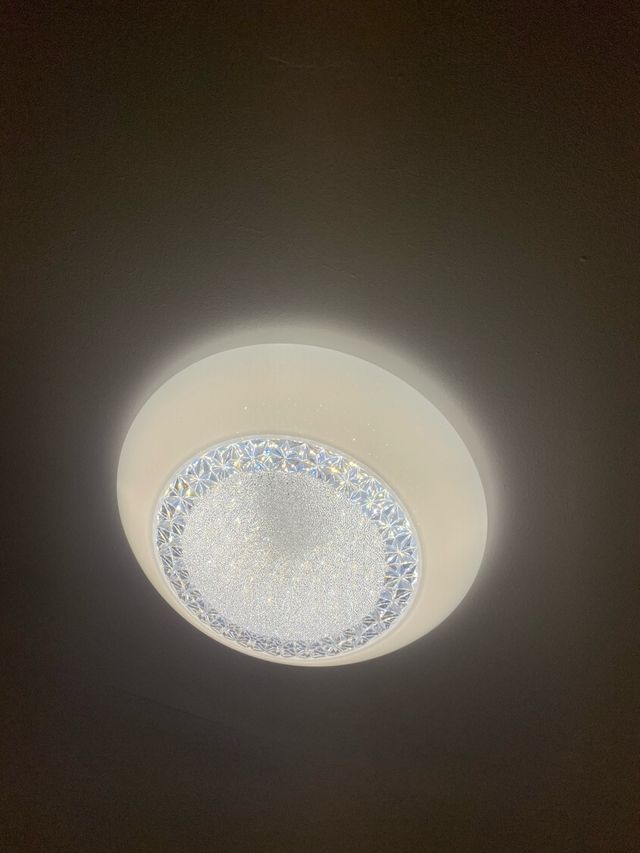 Lámpara techo blanca - Moderna
Tiene mando