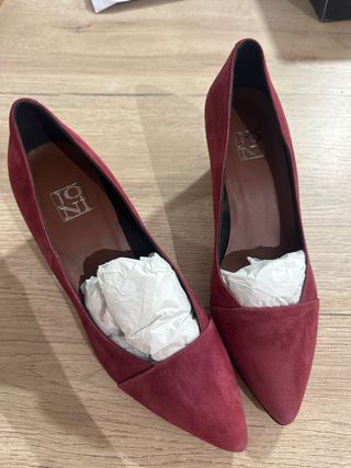 Zapatos tacón rojo ante