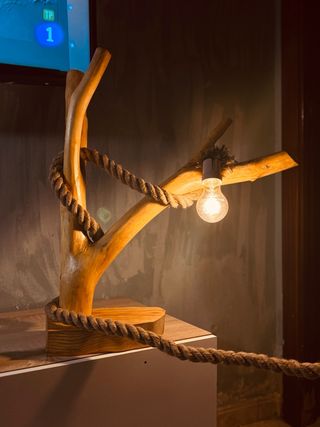 Lampara artesanal de madera, hecha a mano tratada.