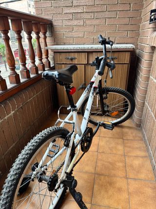 Bicicleta montaña 24" casi nueva