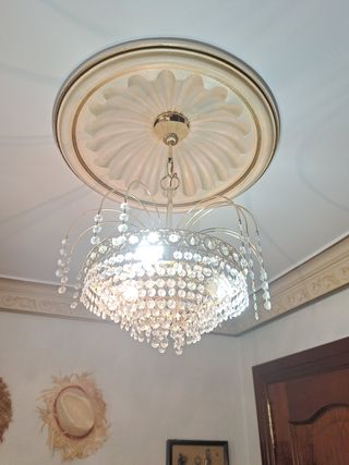 Elegante lámpara de cristal dorada