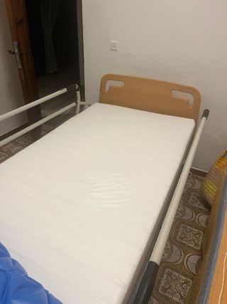 Cama articulada con barandillas
