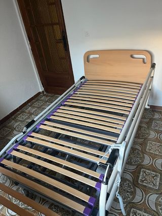 Cama articulada con barandillas