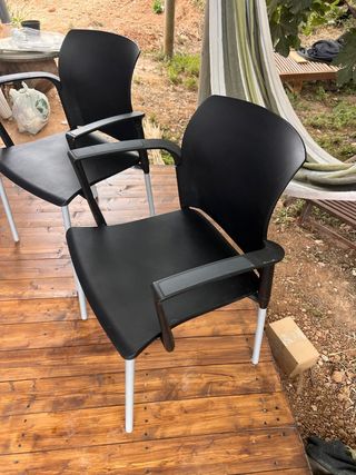 2 Sillas escritorio como nuevas. 1 - 15€ 2 - 25€