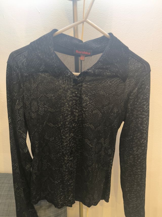 Blusa Bershka animal print negra