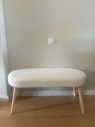 Banqueta blanca de madera y tela