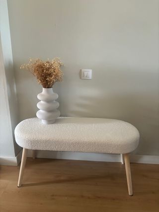 Banqueta blanca de madera y tela