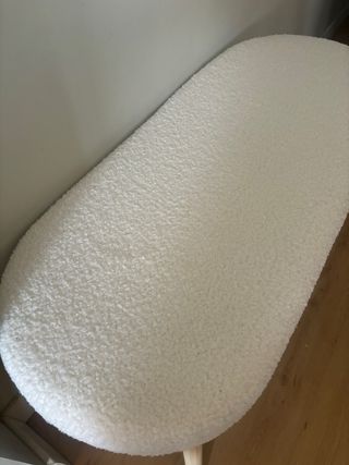 Banqueta blanca de madera y tela