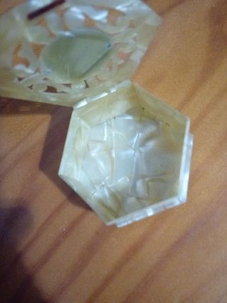 Caja nácar plata repujada sus medidas 6 y medio 