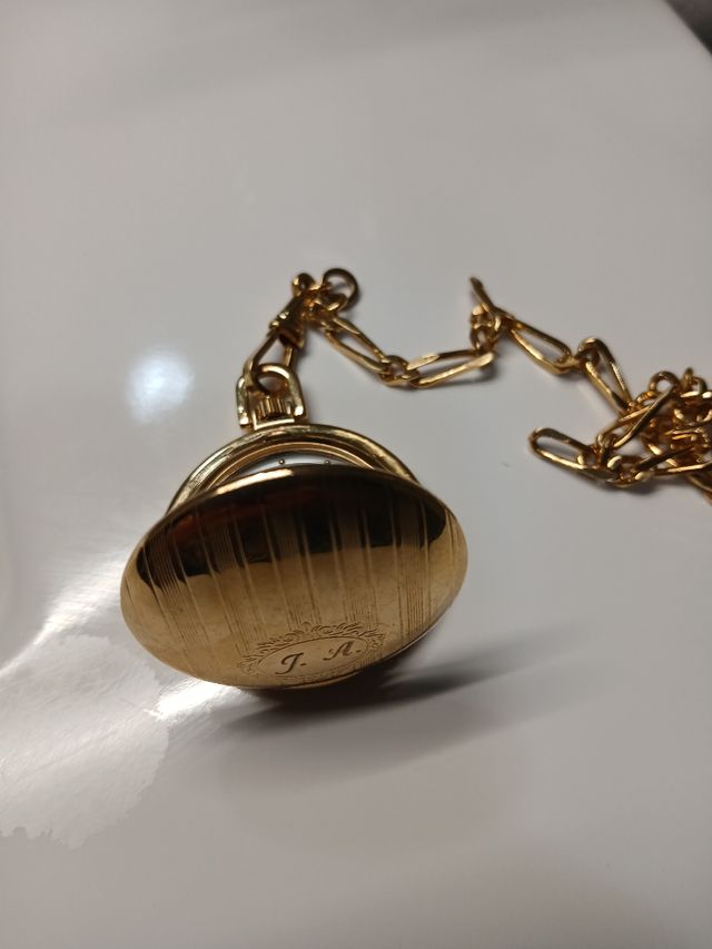 Reloj Bolsillo dogma funciona a pilas.