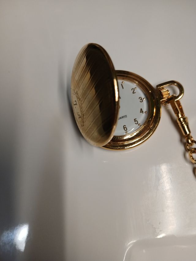 Reloj Bolsillo dogma funciona a pilas.