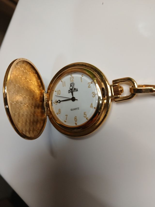 Reloj Bolsillo dogma funciona a pilas.