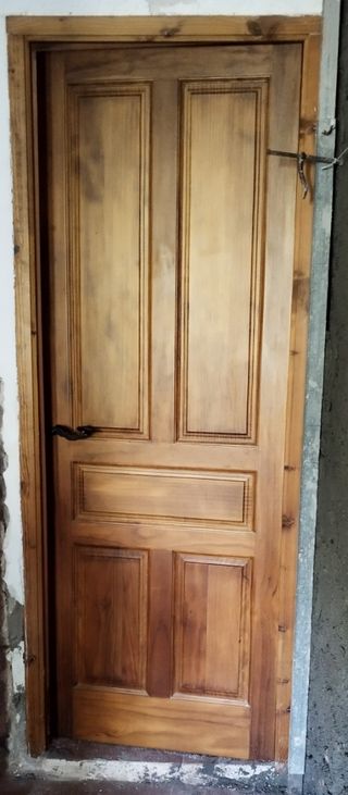 Puerta madera rústica nueva