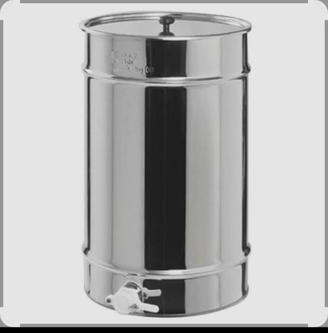 Se alquila  Extractor miel acero inoxidable