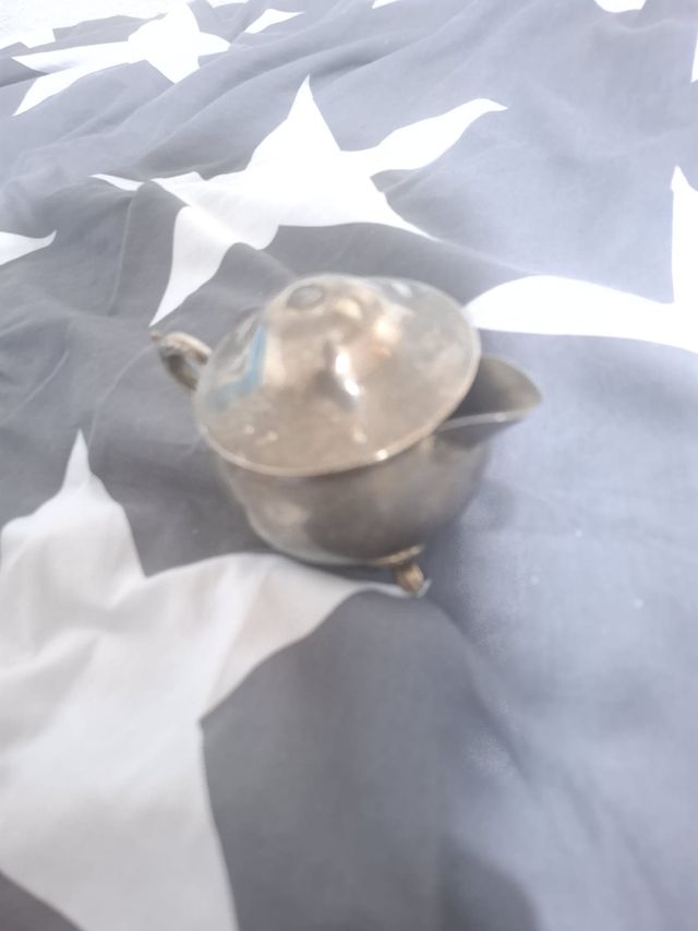 Tetera plata antigua con bandeja