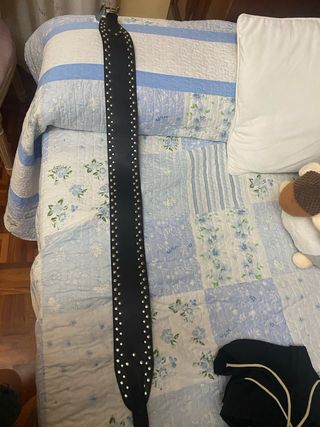 Cinturón ancho negro con tachuelas