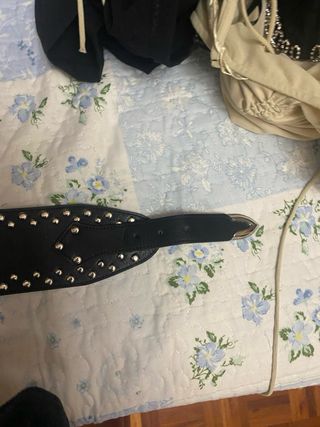 Cinturón ancho negro con tachuelas