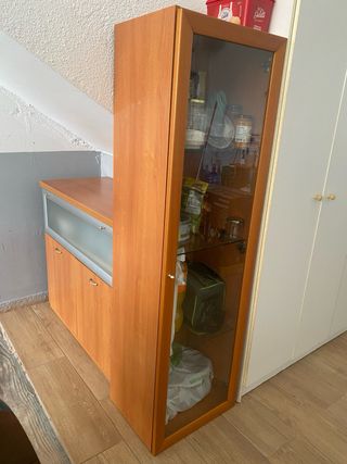 Vitrina marrón de madera y cristal